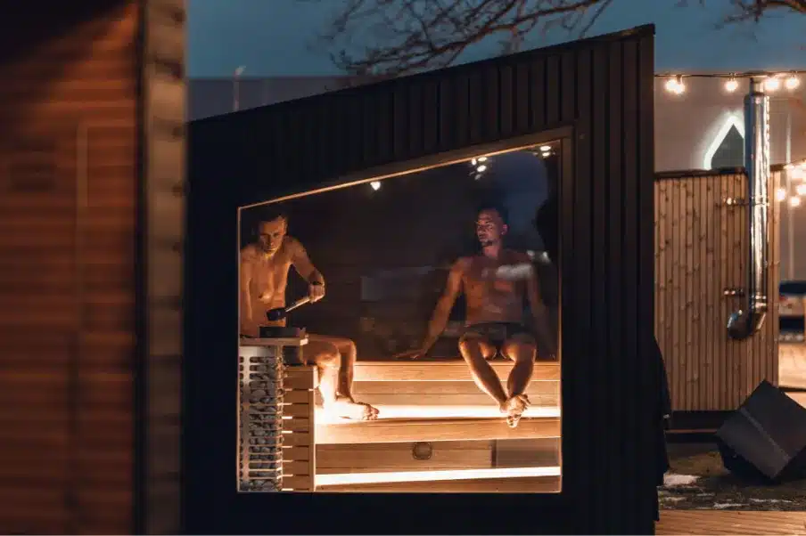 Sauna Tonneau Occasion : Guide Achat, Prix & Pièges à Éviter 2026 4 Personne détendue dans un sauna en bois, illustrant les bienfaits du sauna sur la circulation sanguine et la santé du cœur.