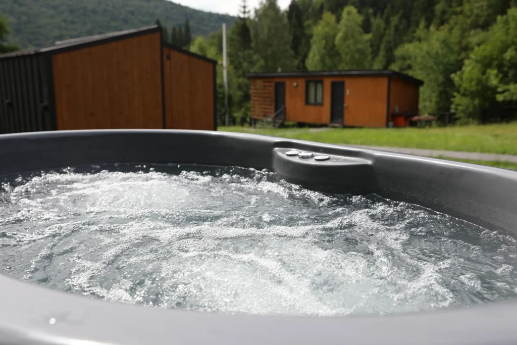 Jacuzzi au Bois : Prix, Fonctionnement & Guide Complet 2026 9 bain-nordique-chauffage-bois-electrique