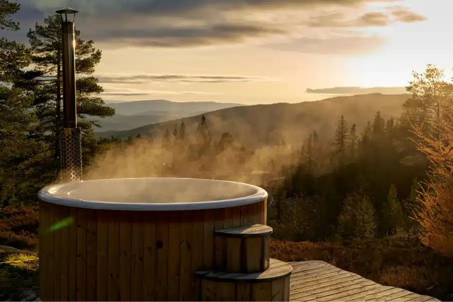 Combien coûte un bain nordique sur 10 ans ? Prix, entretien et consommation 2 bain nordique exterieur bois montagne hiver