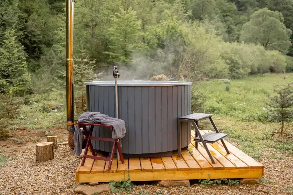 Bain nordique en Normandie : climat, usages et spécificités locales 1 Bain nordique en bois chauffé installé en extérieur dans la nature