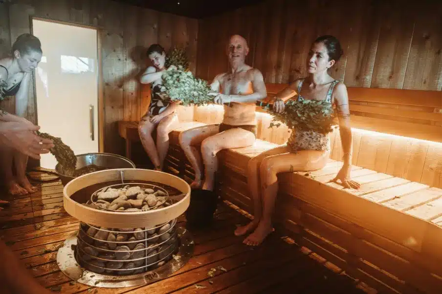 Combien coûte un sauna extérieur ? Le vrai prix expliqué 4 Intérieur d’un sauna en bois avec bancs et éclairage LED, chaleur sèche et ambiance nordique
