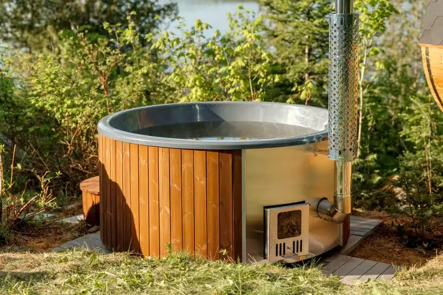 Bois pour Jacuzzi : Quel Bois Choisir pour un Jacuzzi Extérieur en 2026 ? 3 bain nordique feu de bois