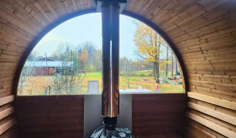 Sauna tonneau panoramique : tout savoir avant d'acheter 4 sauna exterieur vue interieur jardin