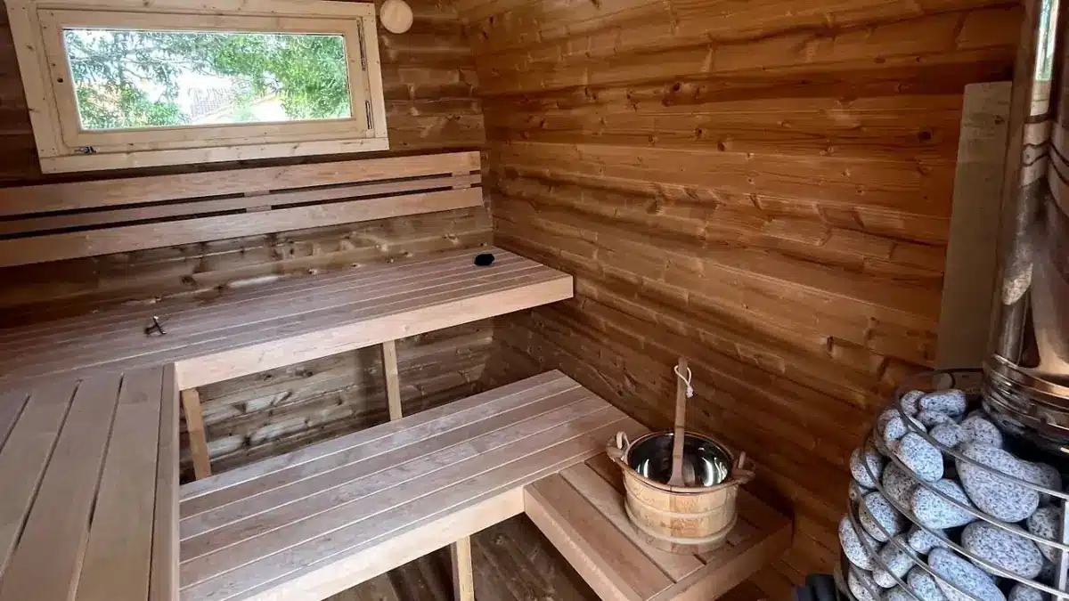 interieur-sauna-bancs-bois-appuie-tete
