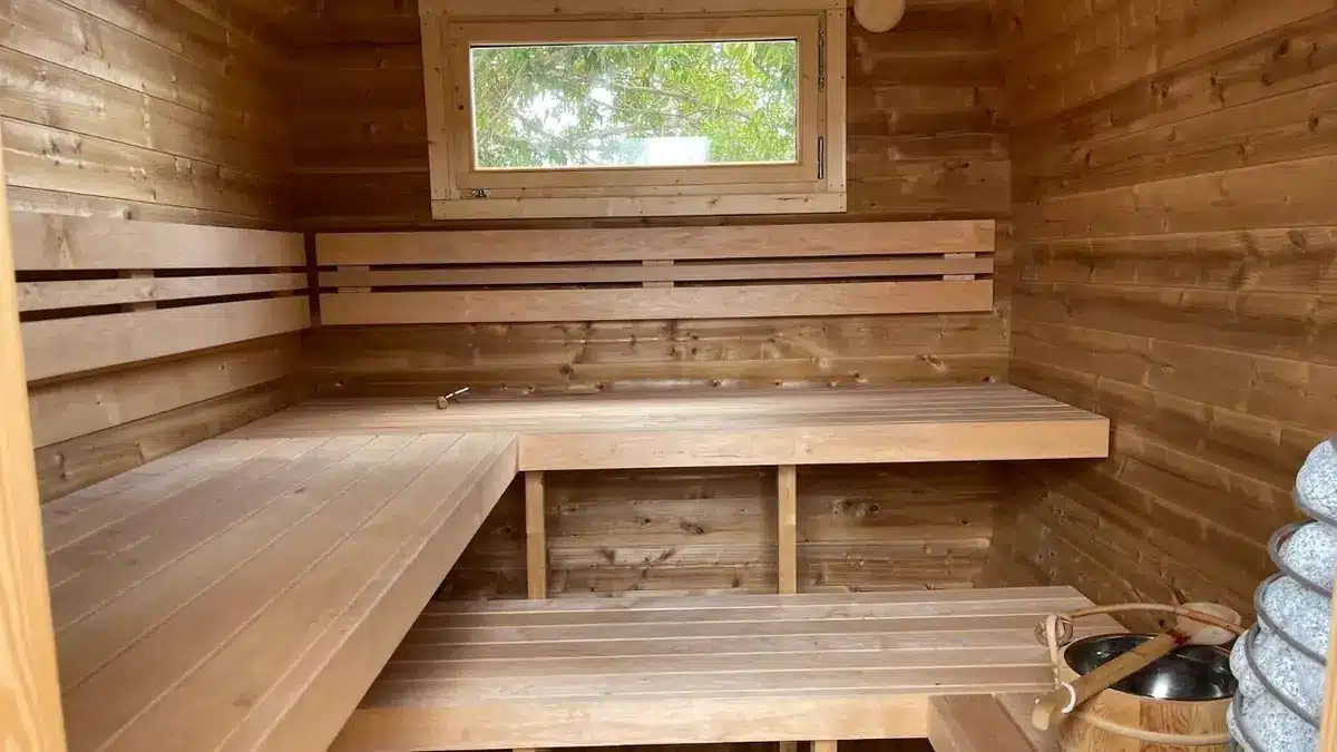 interieur-sauna-bancs-en-l-fenetre