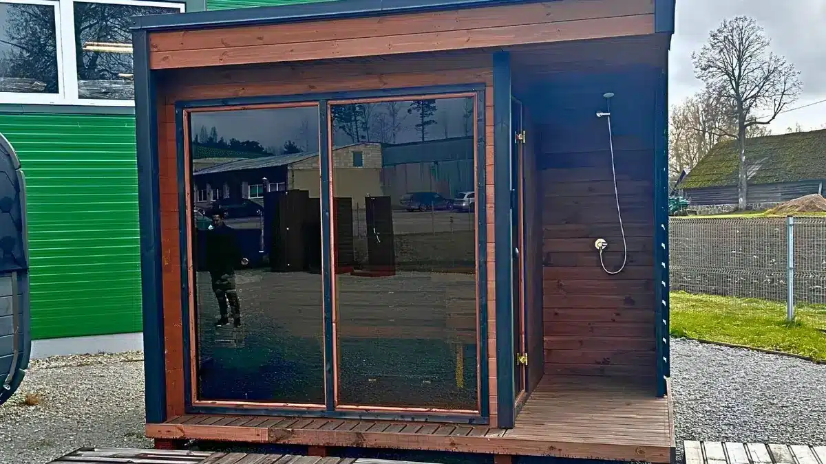 sauna-cube-exterieur-facade-vitree