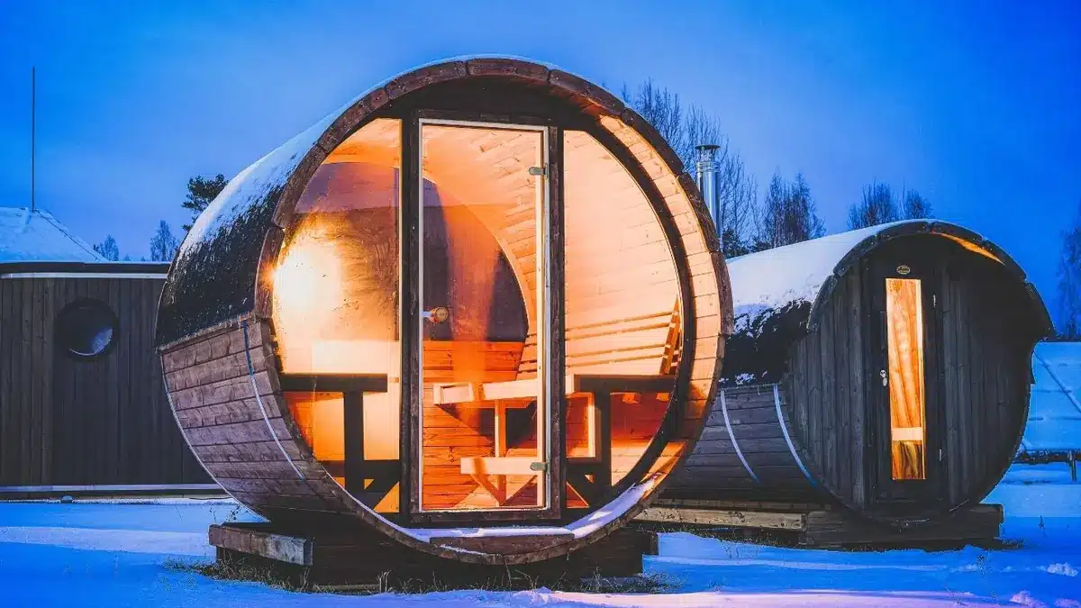 sauna-cube-noir-terrasse-bord-de-lac