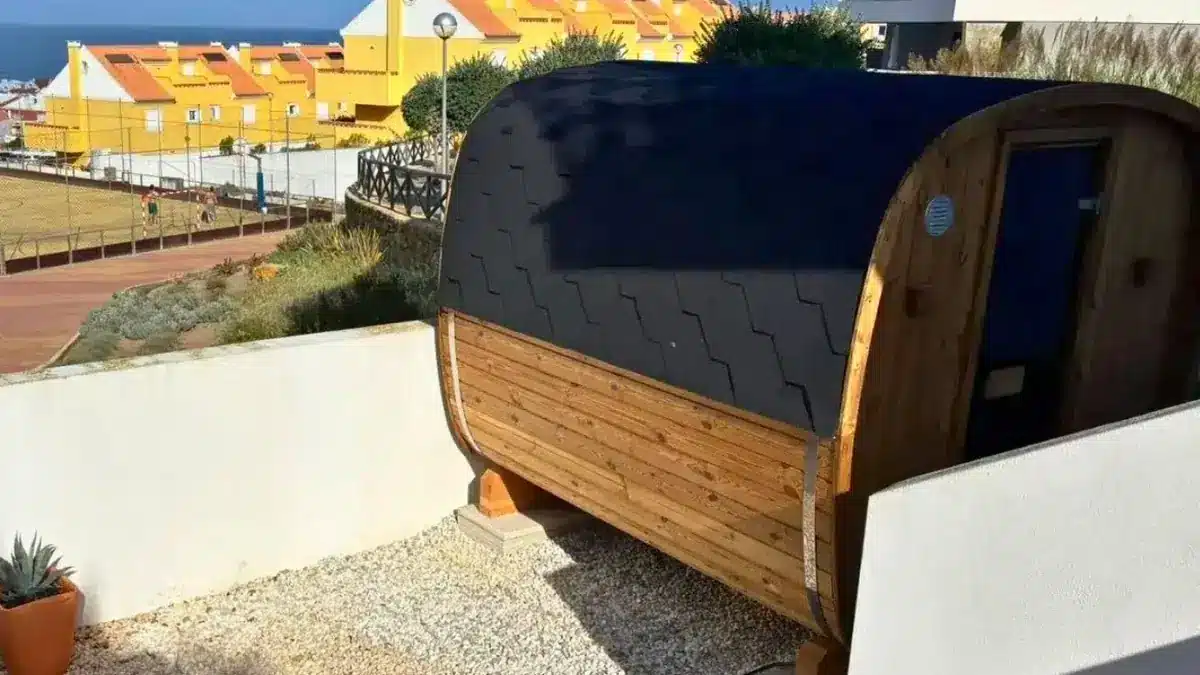 sauna-tonneau-exterieur-noir-porte-vitree