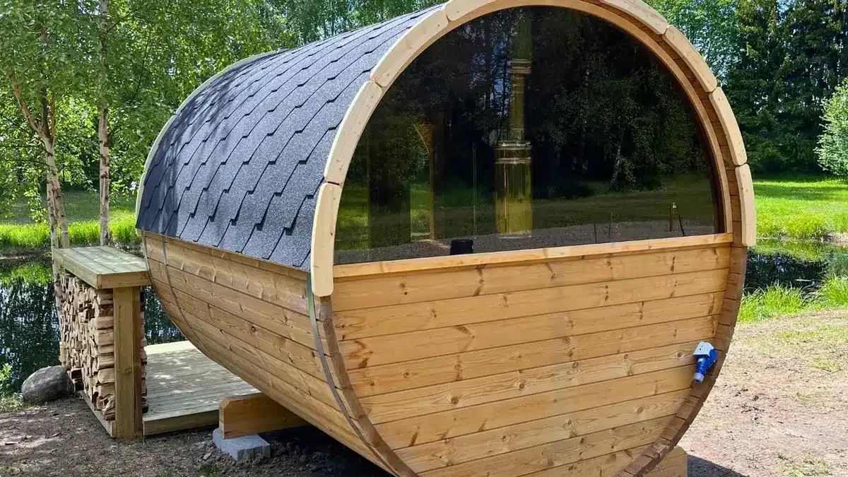 sauna-tonneau-jardin-bord-etang