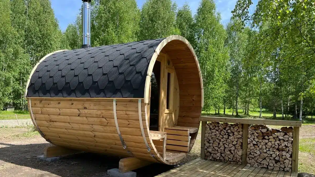 sauna-tonneau-poele-bois-terrasse-exterieure